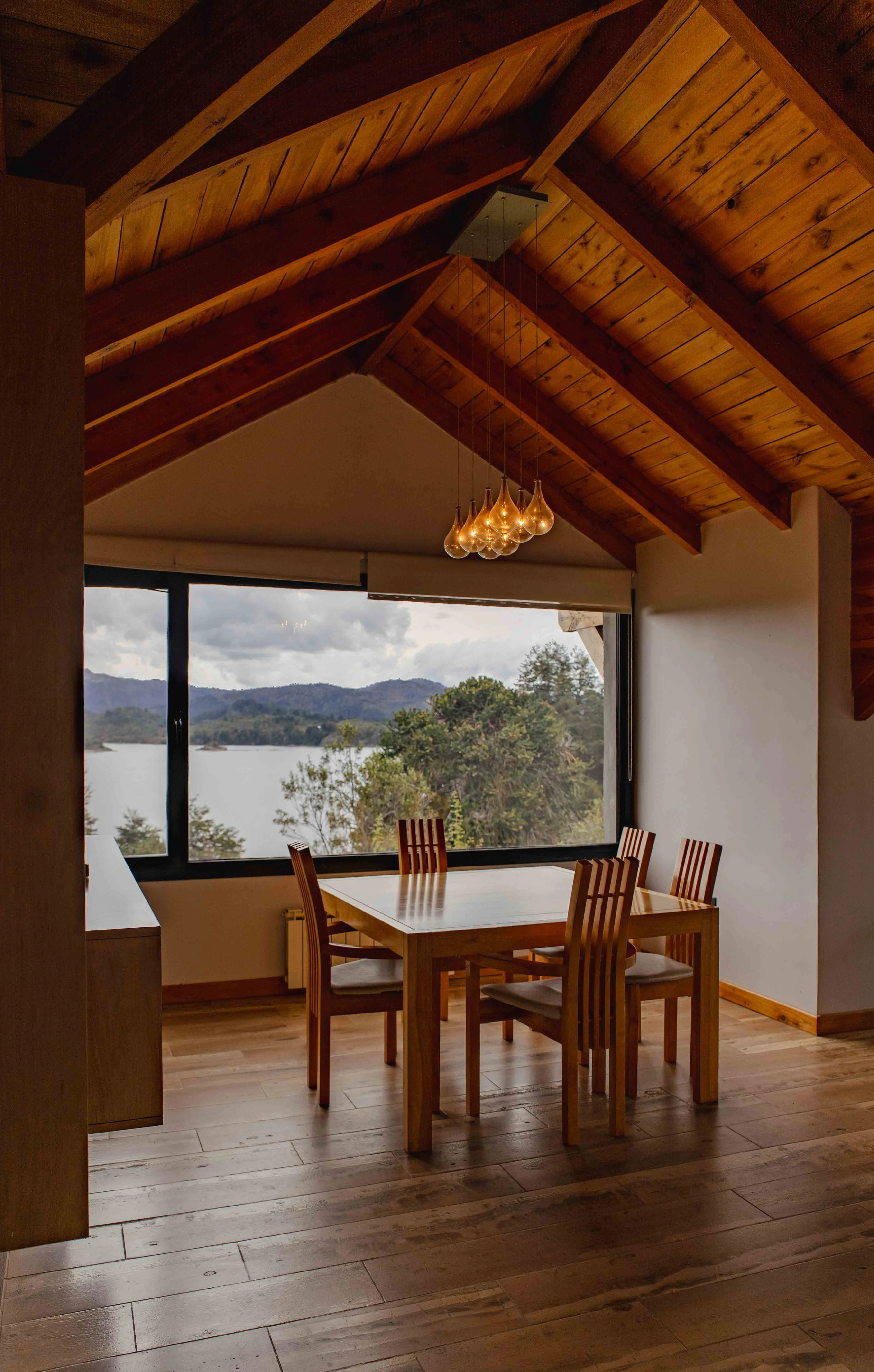 Cabaña de madera rodeada de bosque nativo patagónico en Villa Pehuenia